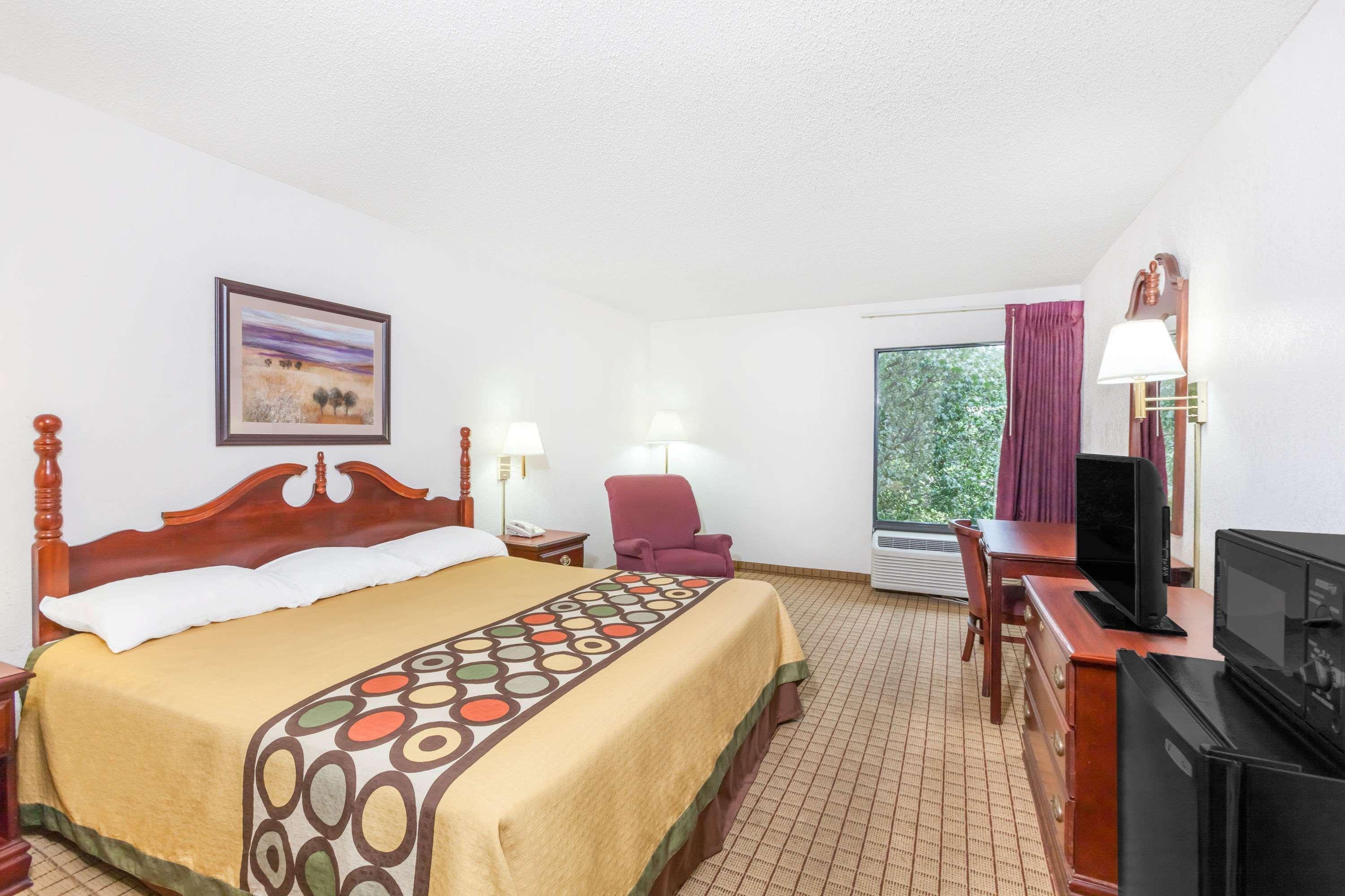 Super 8 By Wyndham Conway Hotel Екстериор снимка